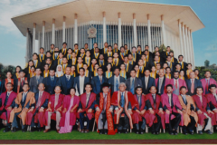 The Academic staff and the graduates after the First Convocation held at the BMICH for the Bachelor of Information Technology - BIT (External) graduates of the UCSC in 2004.