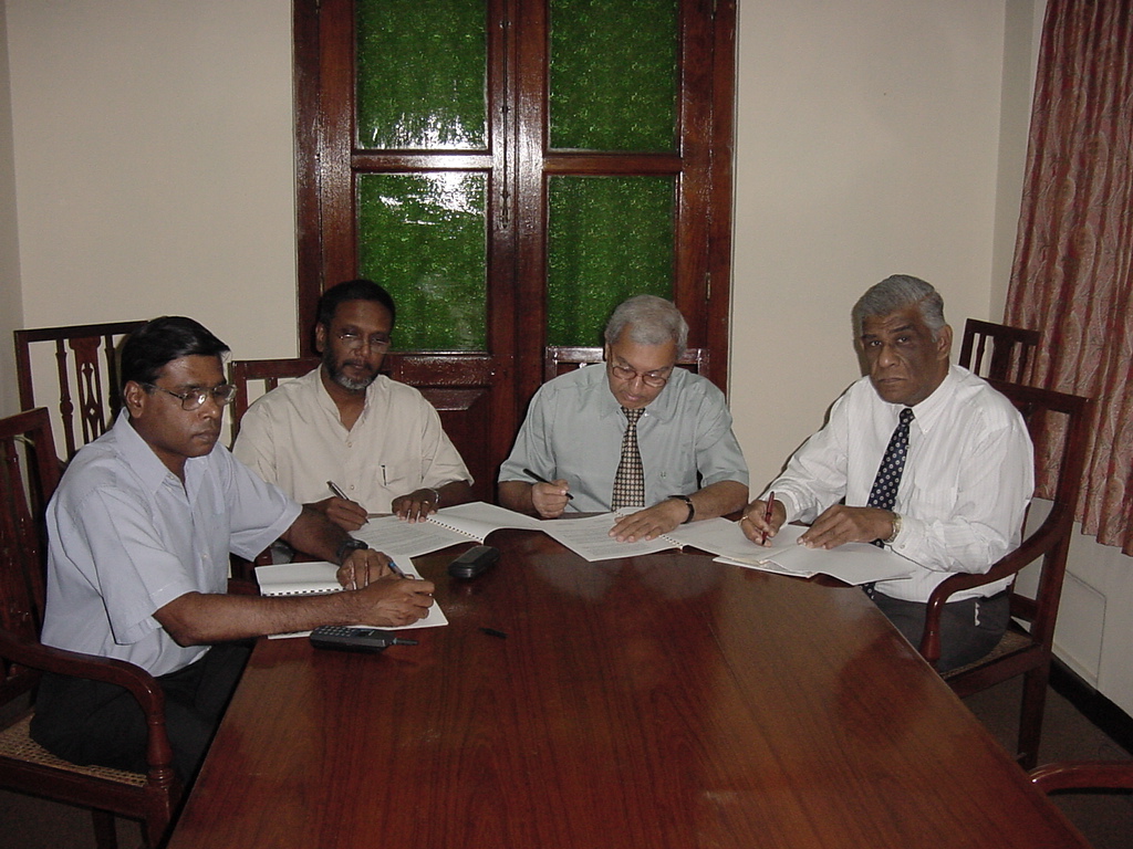 At the signing of the Order establishing the University of Colombo School of Computing in 2002. l-r Prof. V. K. Samaranayake, Director, ICT, Prof. Tilak Hettiarachchi, Vice Chancellor, Prof. R L C Wijesundara and Dr. N D Kodikara