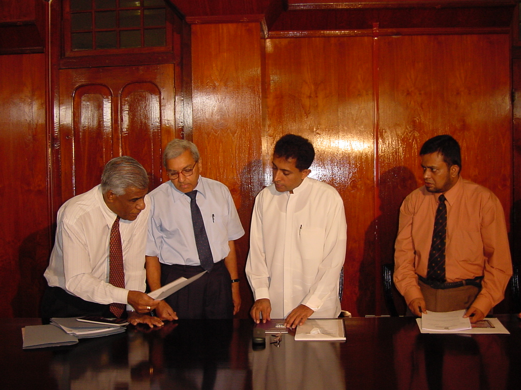 At the signing of the Order establishing the University of Colombo School of Computing 2002. l-r Prof. V. K. Samaranayake, Prof. Tilak Hettiarachchi, Vice Chancellor, Hon. Kabir Hashim, Minister of Higher Education and Prof. Lakshman Ratnayake, Vice Chairman, UGC