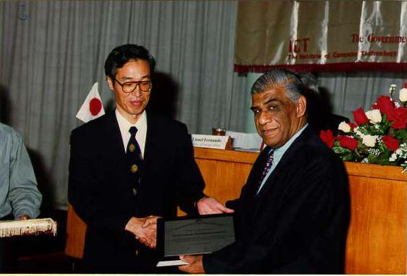 Mr. Kaiho, Resident Representative of JICA in Colombo presents the JICA President’s Award for the best JICA assisted project worldwide to the ICT. Prof. Samaranayake, Director received the award. He in his individual capacity was also awarded the JICA President’s Award for international cooperation